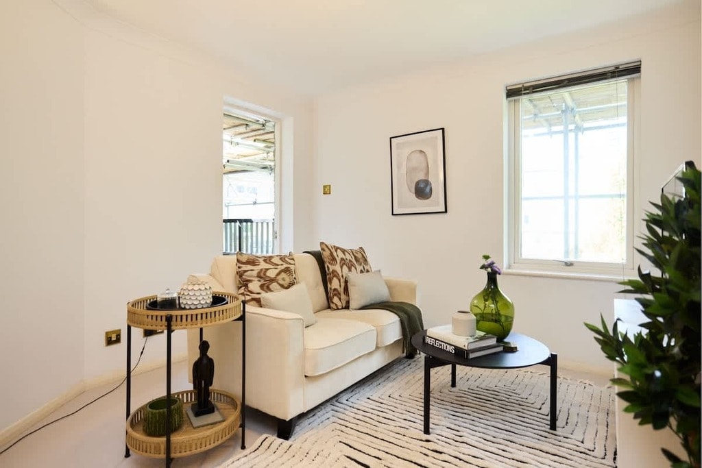 Conant Mews (ex £150pcm for bills), E1 8RZ