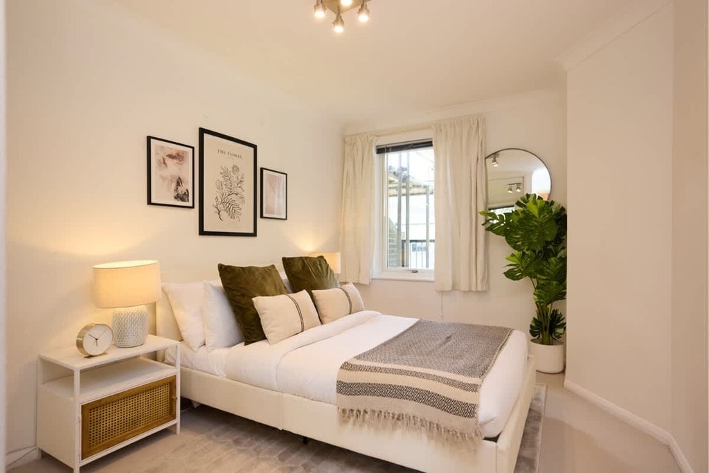 Conant Mews (ex £150pcm for bills), E1 8RZ