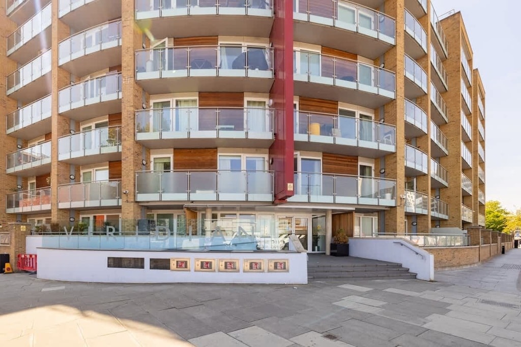 Battersea Park Road, SW8 4DA