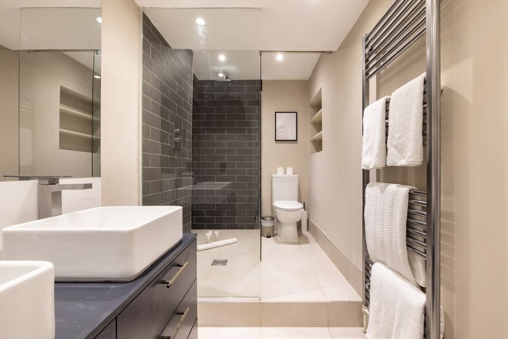 Gloucester Mews, W2 3HE