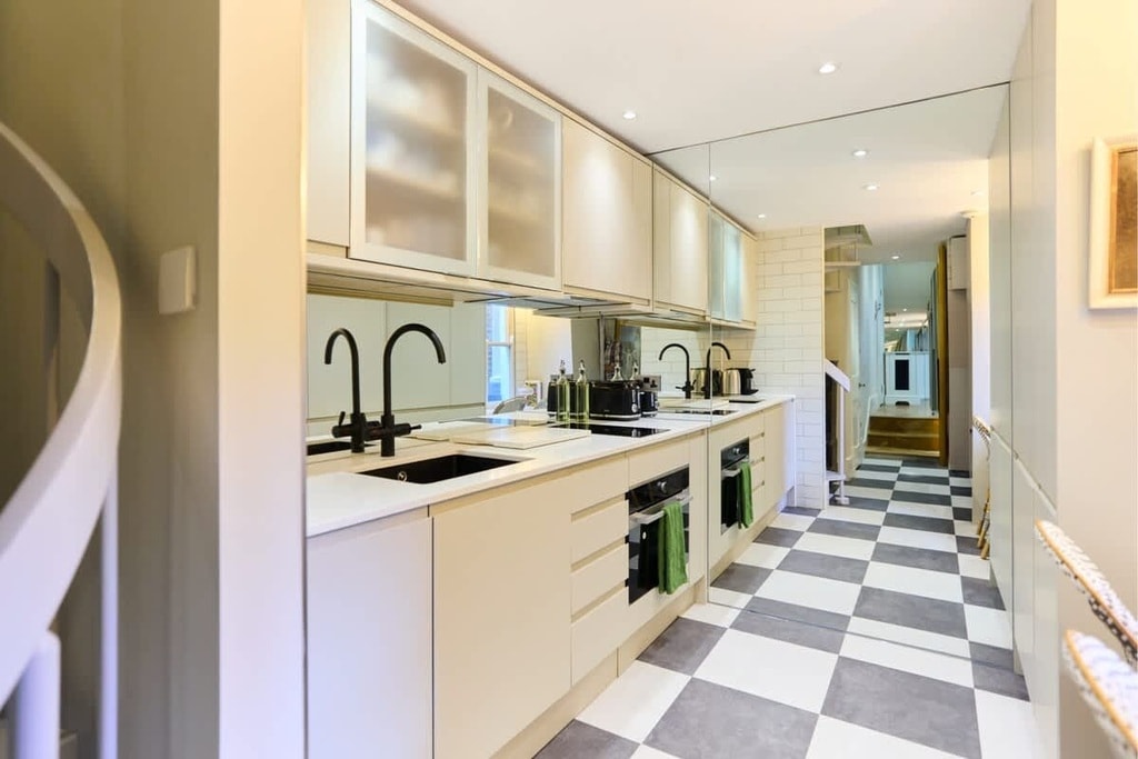 Abingdon Road (ex £150pcm for bills), W8 6AW