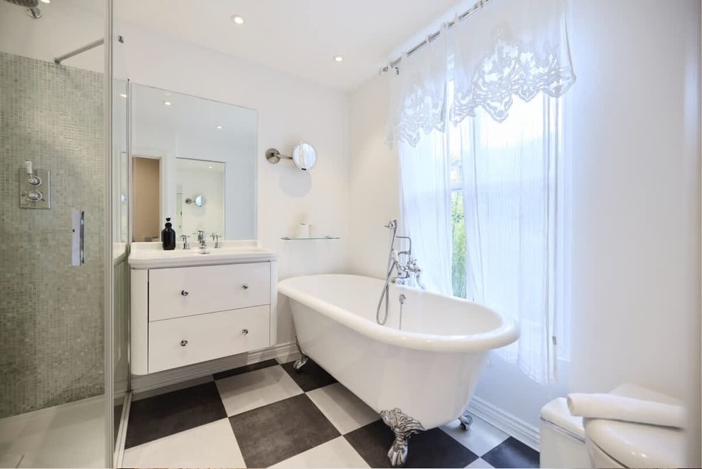 Abingdon Road (ex £150pcm for bills), W8 6AW