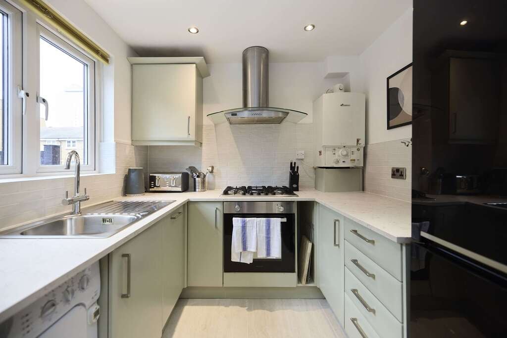 Claire Place, E14 8NJ