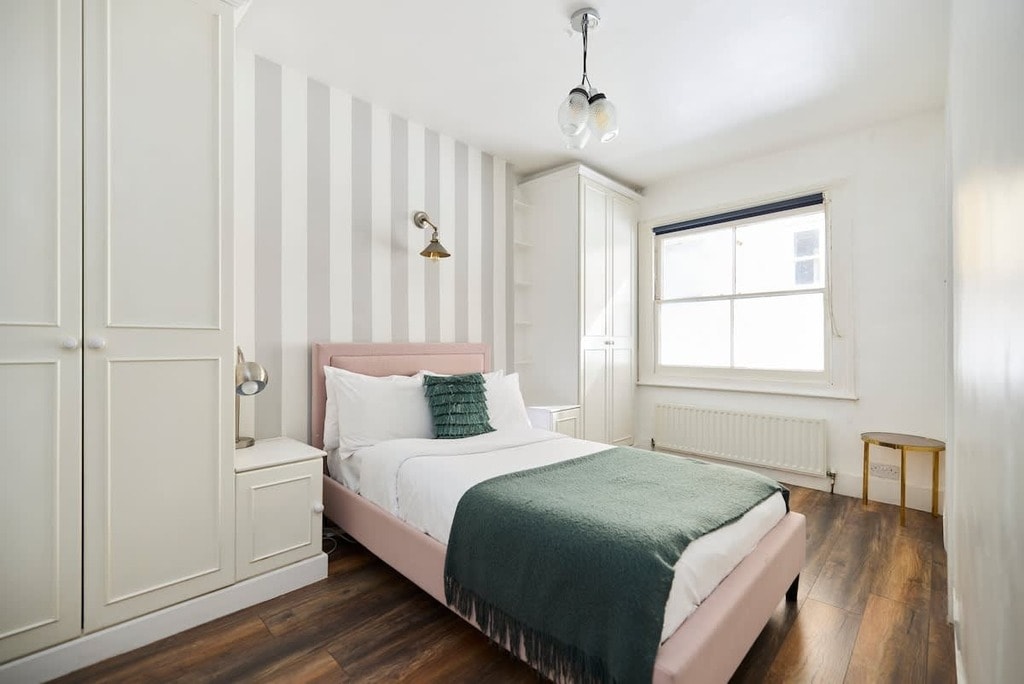 Gaspar Close, SW5 0NE