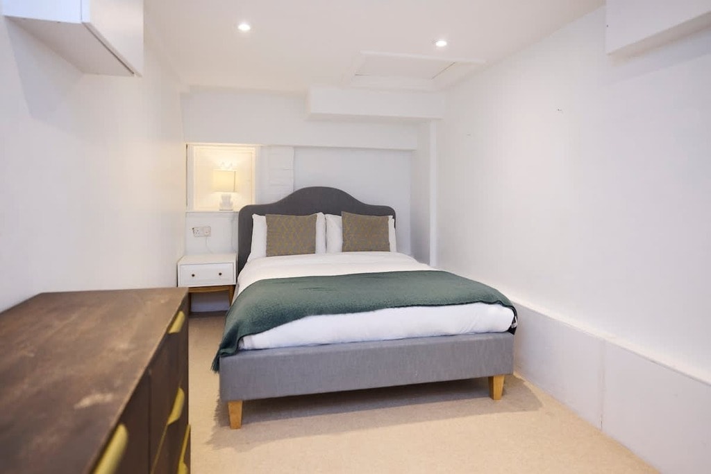 Gaspar Close, SW5 0NE