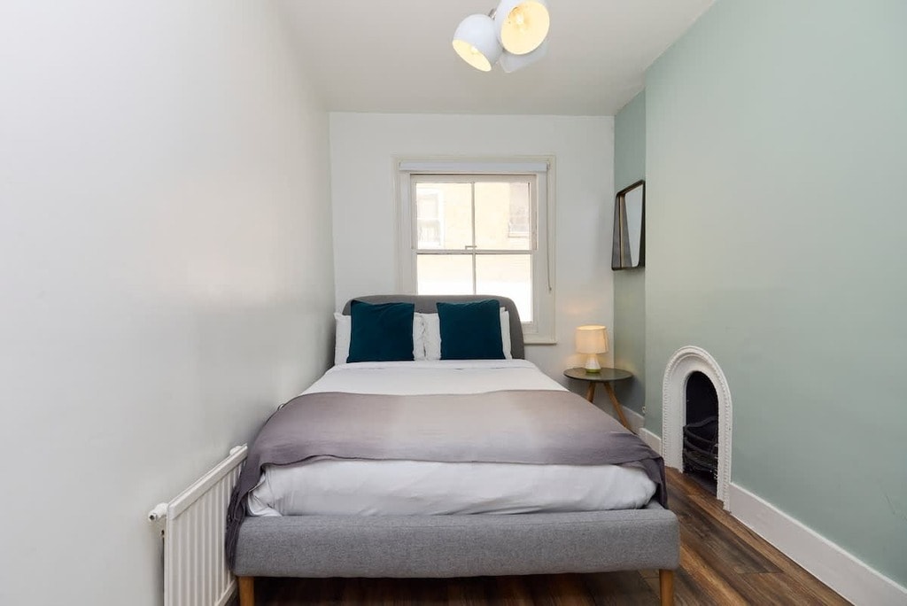 Gaspar Close, SW5 0NE