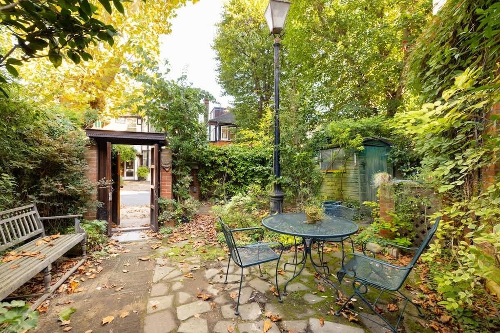 Abinger Road, W4 1EU
