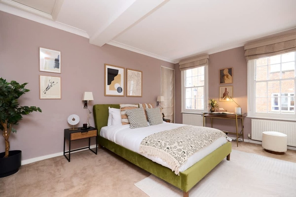 Uxbridge Street, W8 7TQ