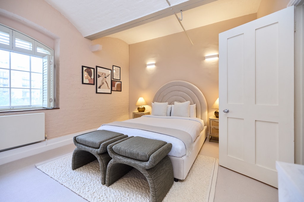 East Smithfield, E1W 1AT