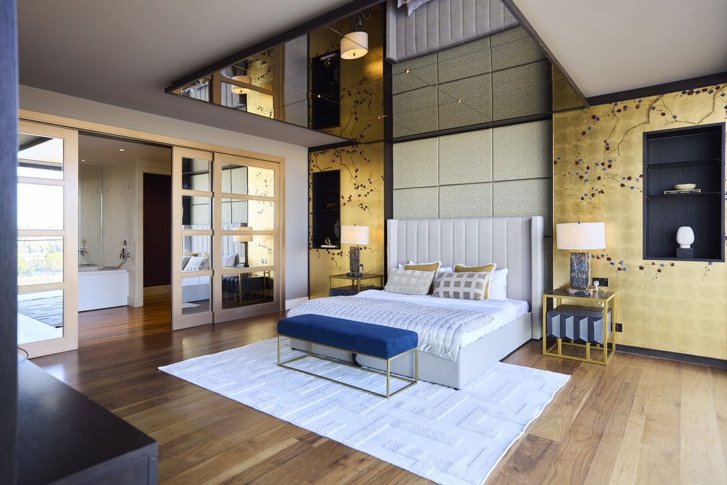 East Smithfield, E1W 1AT