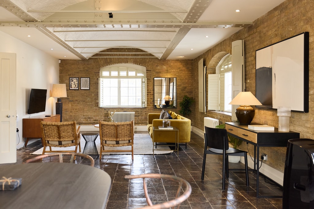 East Smithfield, E1W 1AT