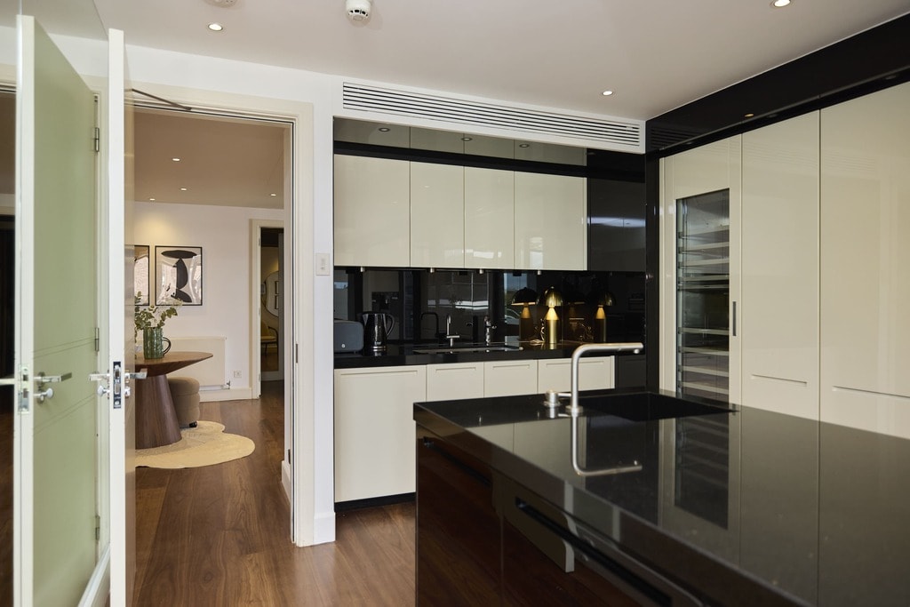 East Smithfield, E1W 1AT