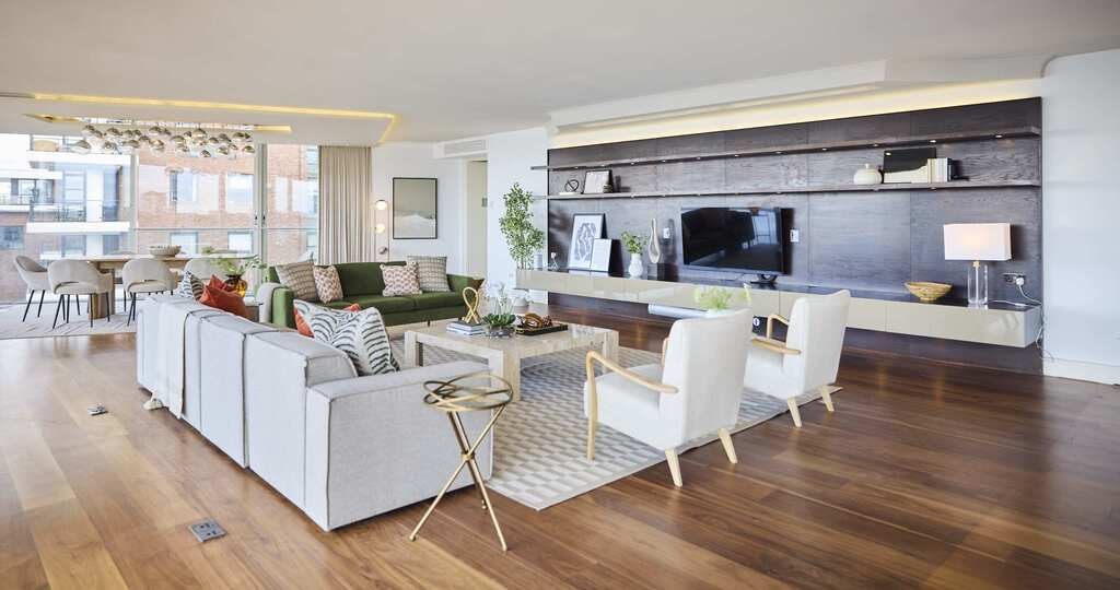 East Smithfield, E1W 1AT