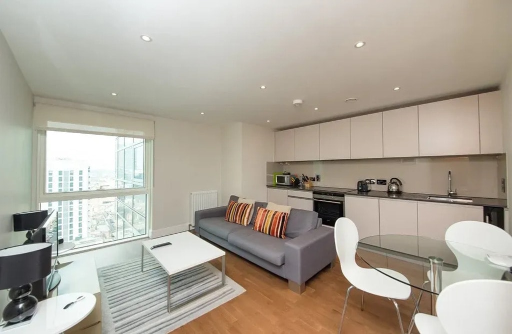 Whitechapel High Street, E1 7AQ