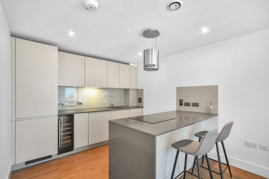 Whitechapel High Street, E1 7AQ