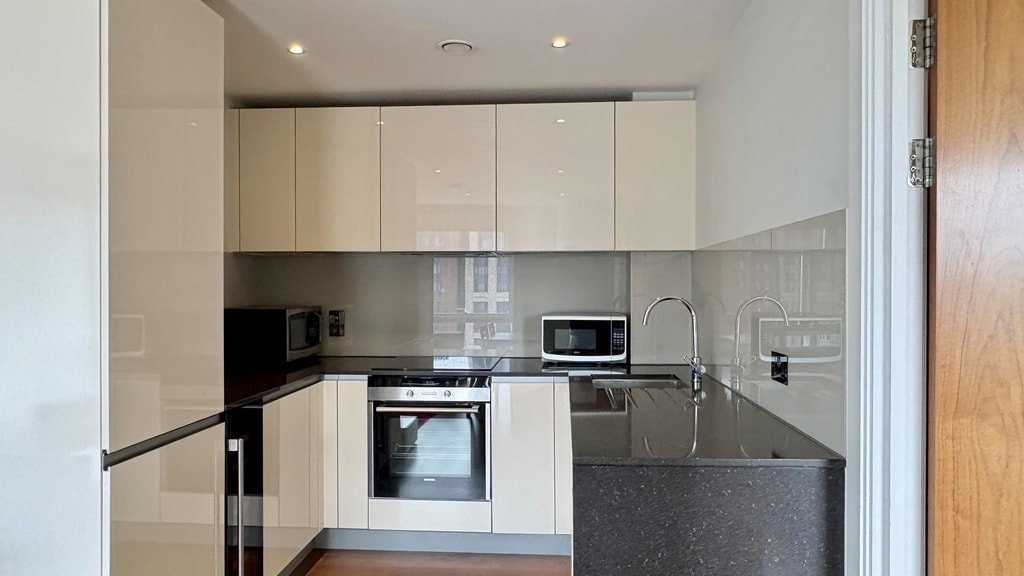 Whitechapel High Street, E1 7AQ