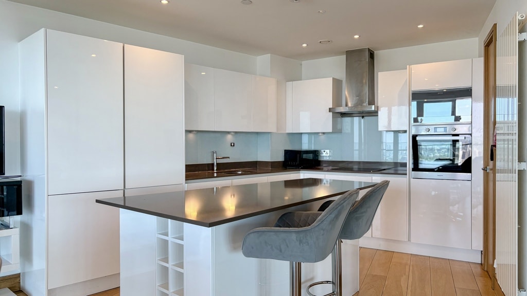 Crossharbour Plaza, E14 9UE