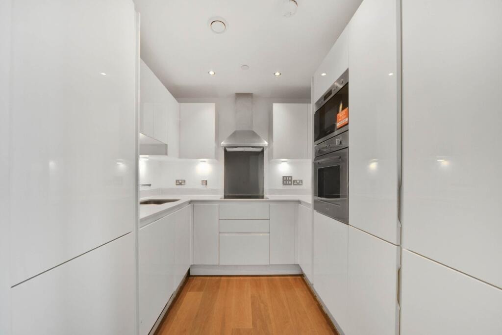 Lincoln Plaza, E14 9EW