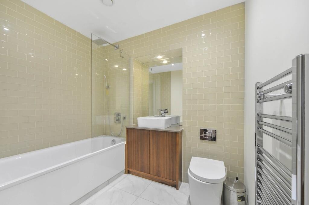 Lincoln Plaza, E14 9EW