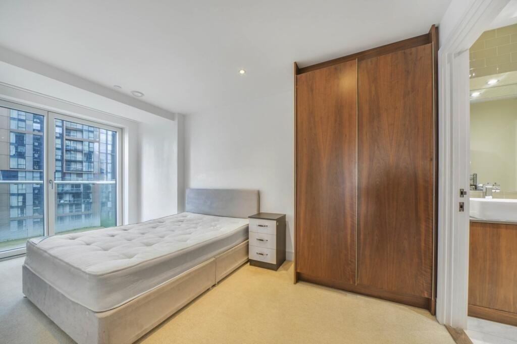 Lincoln Plaza, E14 9EW