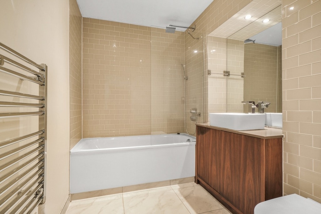 Lincoln Plaza, E14 9BU